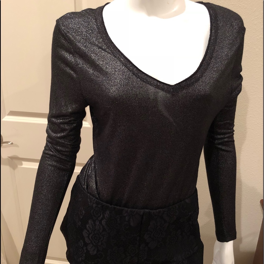 Rock/Republic ladies v neck blk sweater SZ S